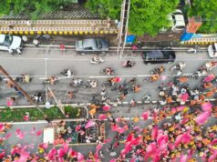 मण्डलायुक्त और आईजी ने हेलीकॉप्टर से कांवड़ यात्रियों पर की पुष्पवर्षा इलाइट चौराहे पर उपस्थित जनसमूह ने धन्यवाद योगी जी का किया उद्घोष