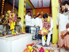 ग्रामीणों ने विभिन्न स्थानों पर मुख्यमंत्री का किया स्वागत, बहनों ने बांधे रक्षा सुत्र
