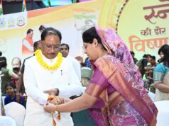 शहीद उप निरीक्षक युगल किशोर वर्मा की धर्मपत्नी माधुरी वर्मा ने बांधी राखी तो भावुक हुए मुख्यमंत्री विष्णुदेव साय