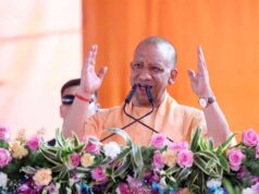 महापुरुषों के वेश में सजे बच्चों से उनकी पढ़ाई के बारे में पूछा और दी चॉकलेट
