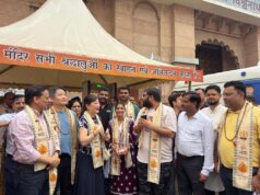 मेहमानों का मंदिर पहुंचने पर रुद्राक्ष की माला और अंगवस्त्र पहनाकर किया गया स्वागत