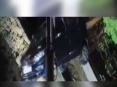 भारी बारिश के बीच भोपाल में जमीन धंसने से दहशत, कारें मलबे में दबीं; इमारतों पर खतरा
