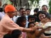 CM योगी को देखते ही घिर गए बच्चे, चॉकलेट-खिलौने लेकर खुशी से झूम उठी ‘बच्चा पार्टी’