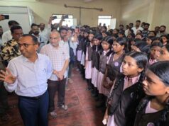 बिजली नहीं, क्लासेस की भी दिक्कत! छात्राओं ने कलेक्ट्रेट तक पैदल मार्च कर उठाई आवाज