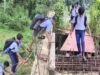 अधूरे पुल ने बढ़ाई बच्चों की मुसीबत, 6 साल से जान जोखिम में डालकर स्कूल जाने को मजबूर