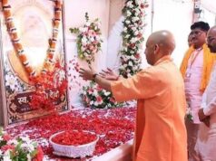 हरीश द्विवेदी के गांव पहुंचे मुख्यमंत्री, दिवंगत माता को दी श्रद्धांजलि