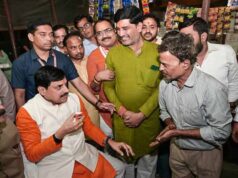अचानक चाय की दुकान पर रुके मुख्यमंत्री डॉ. यादव, सास-बहू द्वारा संचालित ढाबे पर भी पहुंचे