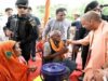 योगी सरकार के निर्देश पर लखनऊ में बाढ़ पीड़ितों को राहत, लगातार बांटे जा रहे भोजन के पैकेट