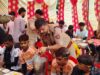 थाने में दिखा सेवा और श्रद्धा का संगम, पुलिस अधिकारियों ने अपने हाथों से बांटा महाप्रसाद