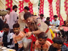 थाने में दिखा सेवा और श्रद्धा का संगम, पुलिस अधिकारियों ने अपने हाथों से बांटा महाप्रसाद